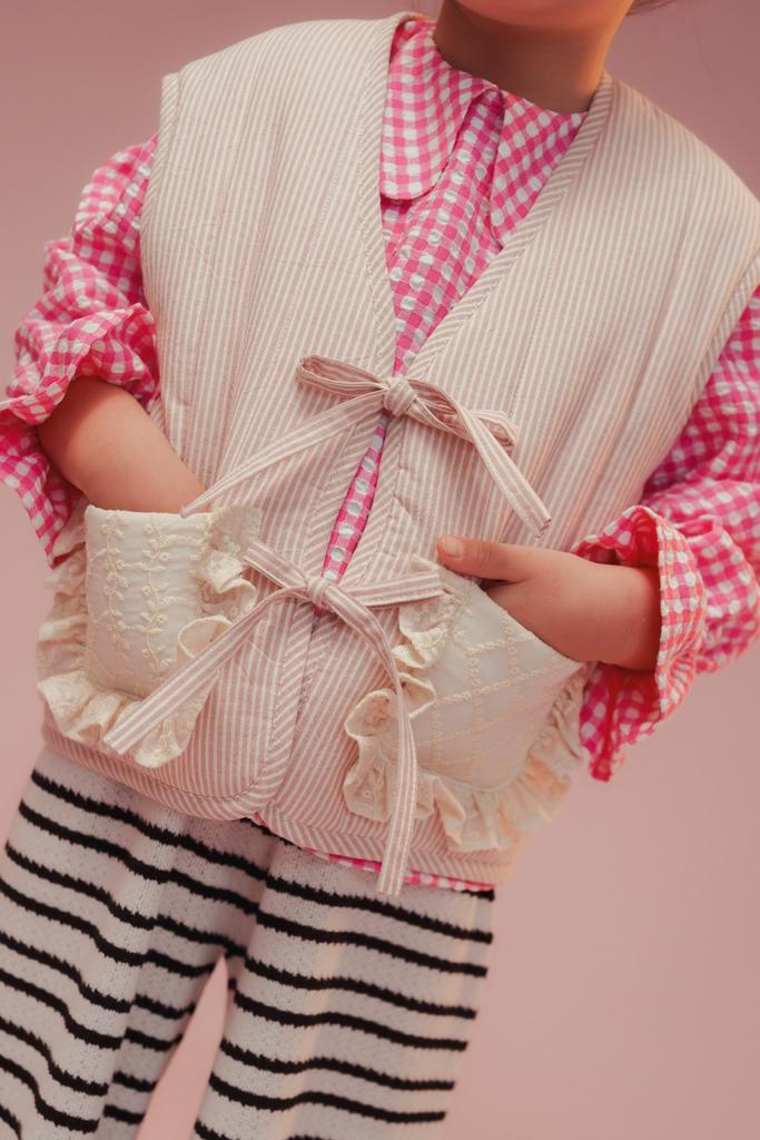 Жилет с кружевными карманами