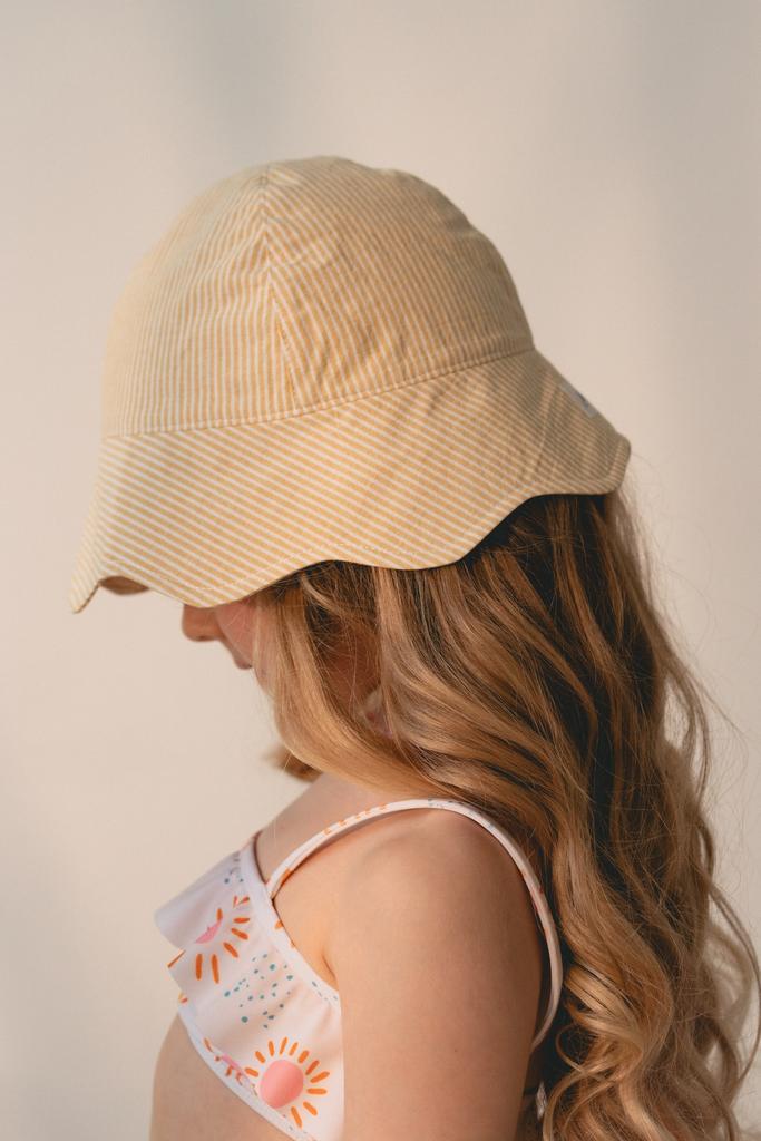 Шляпа-лепесток в жёлтую полоску