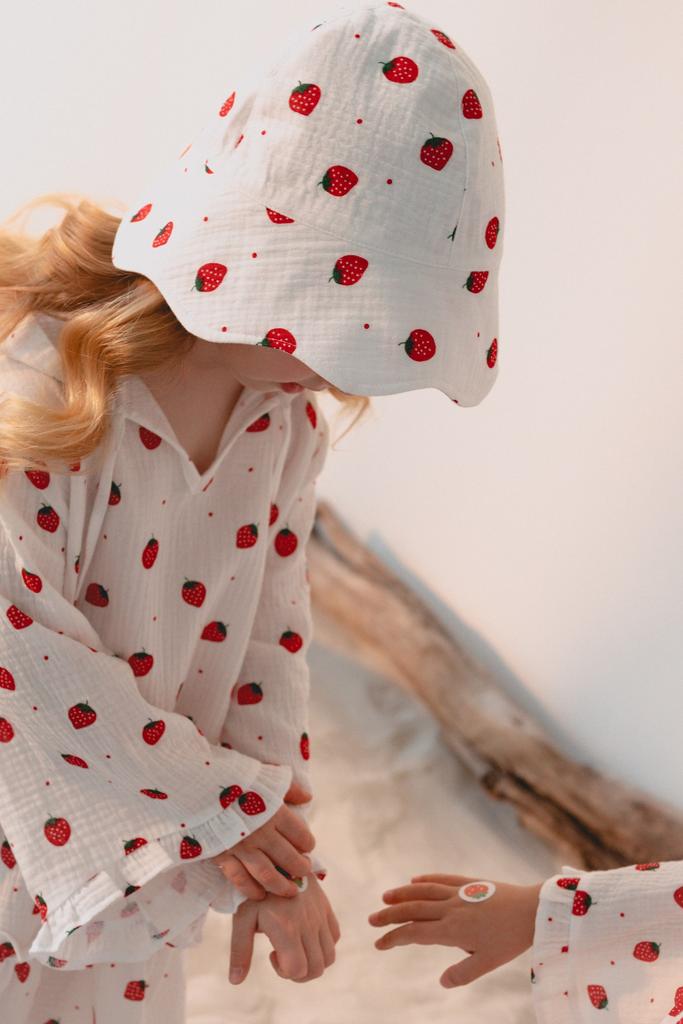 Шляпа-лепесток клубничка