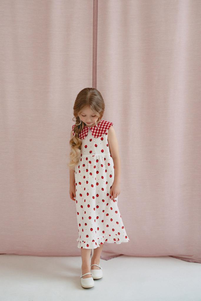 Платье клубника с воротником в клетку