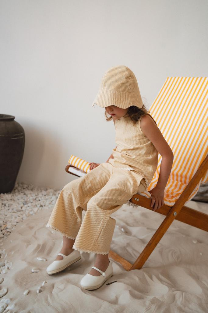 Костюм в жёлтую полоску