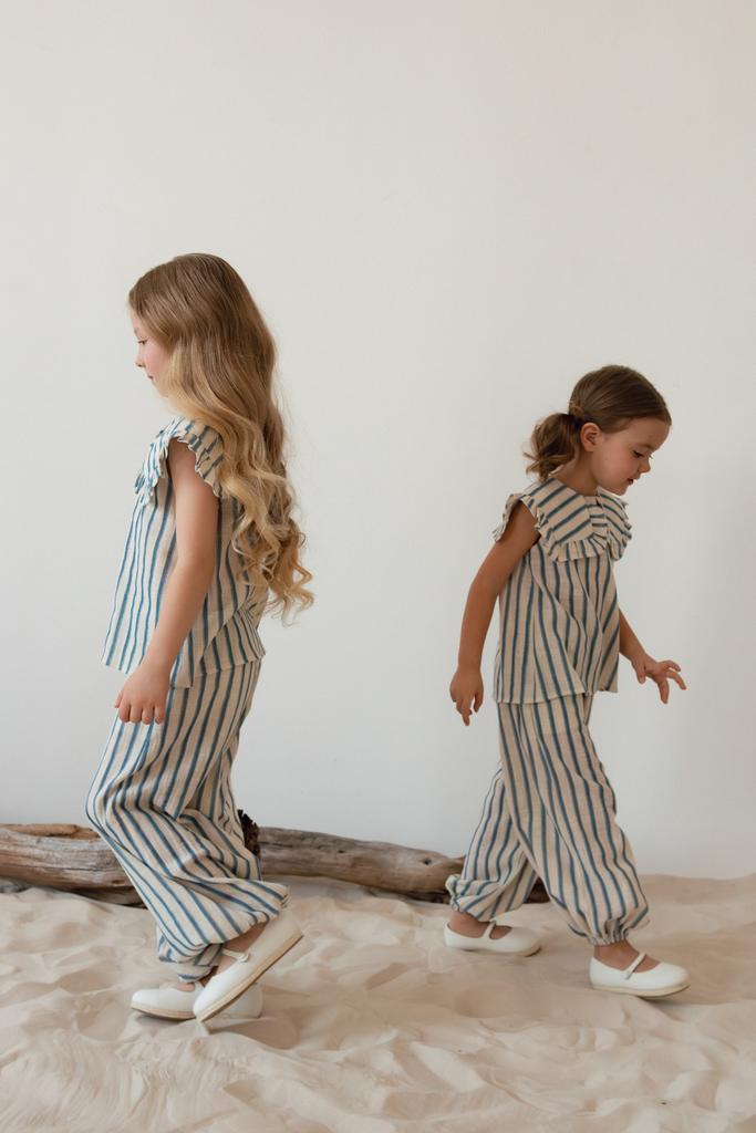 Костюм в голубую полоску