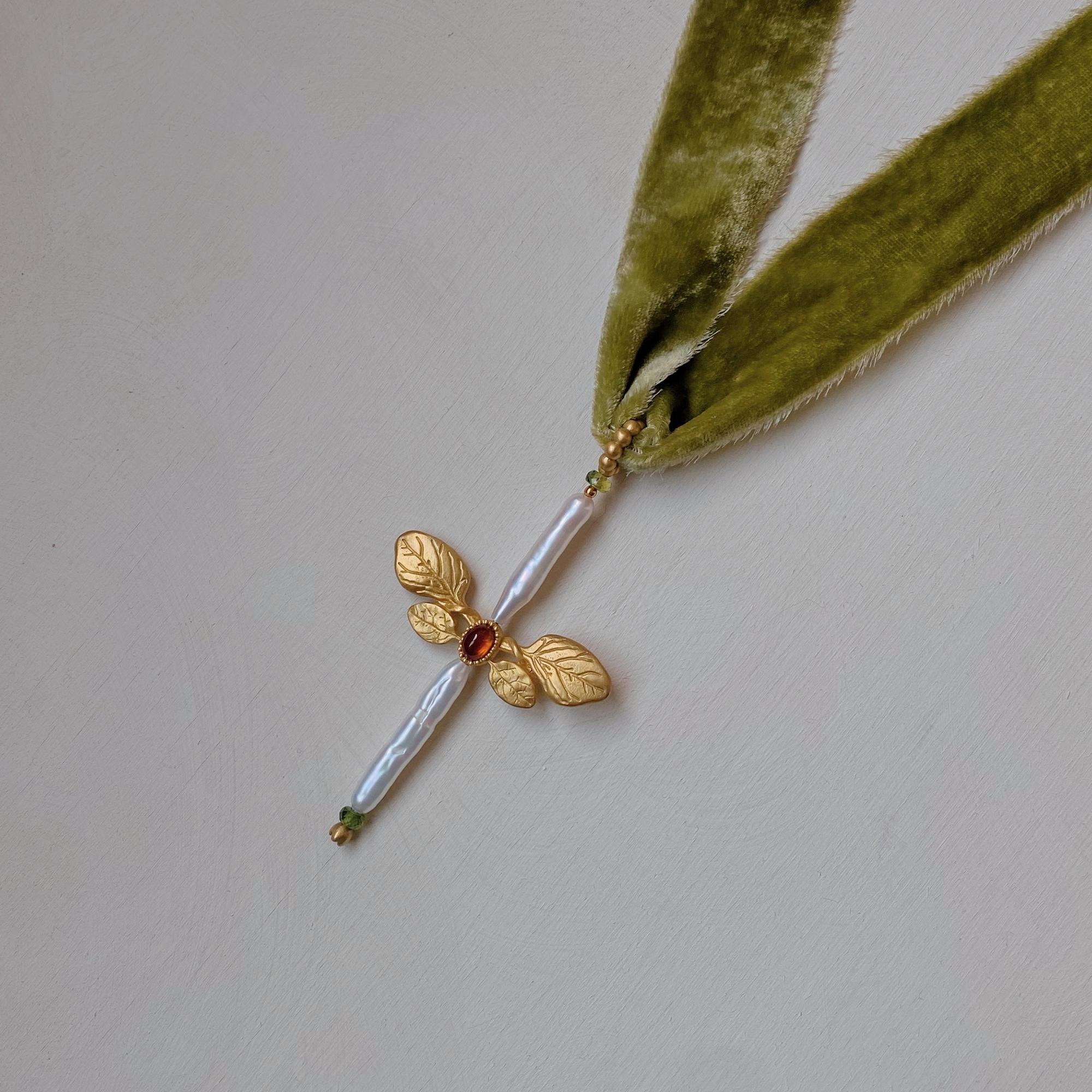 Палочник на оливковой ленте из шелкового бархата