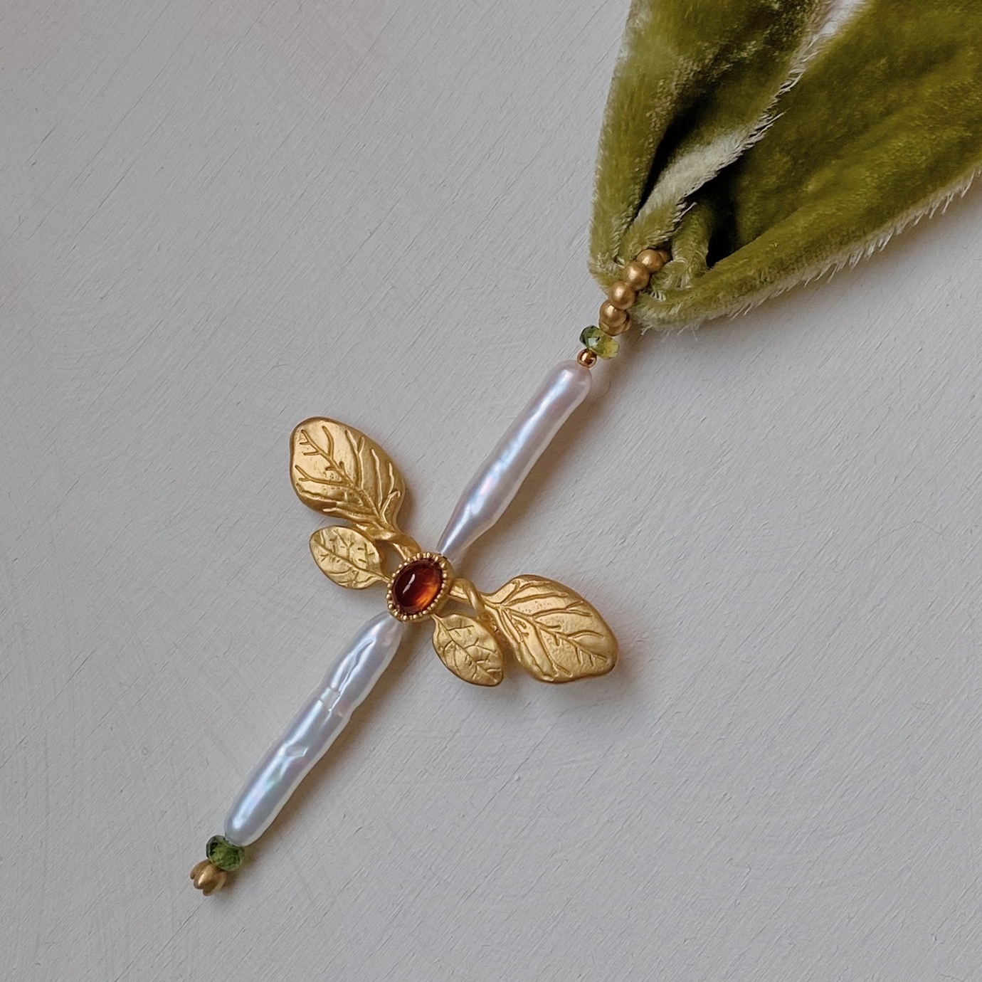 Палочник на оливковой ленте из шелкового бархата