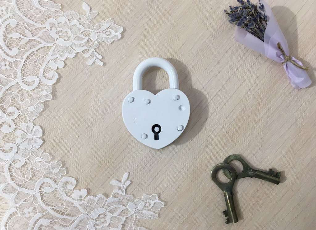 Белый маленький