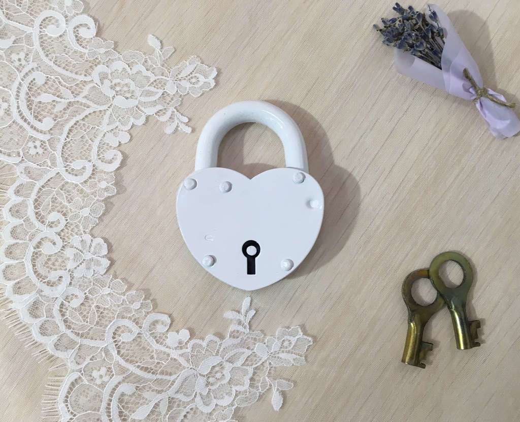 Белый большой