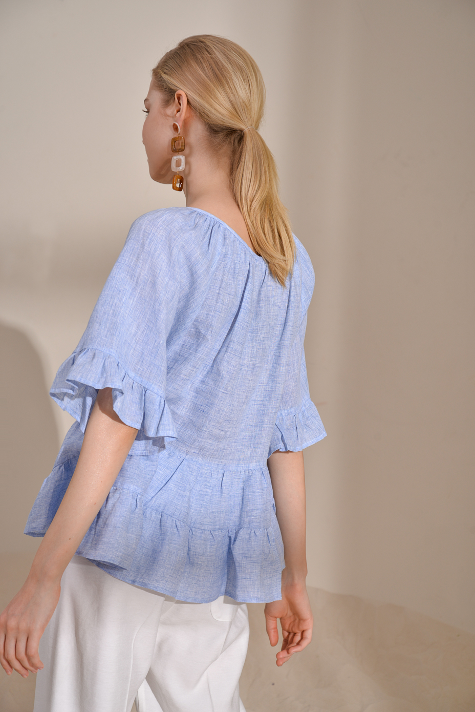 ROBERTO COLLINA Рубашка изо льна в голубом цвете