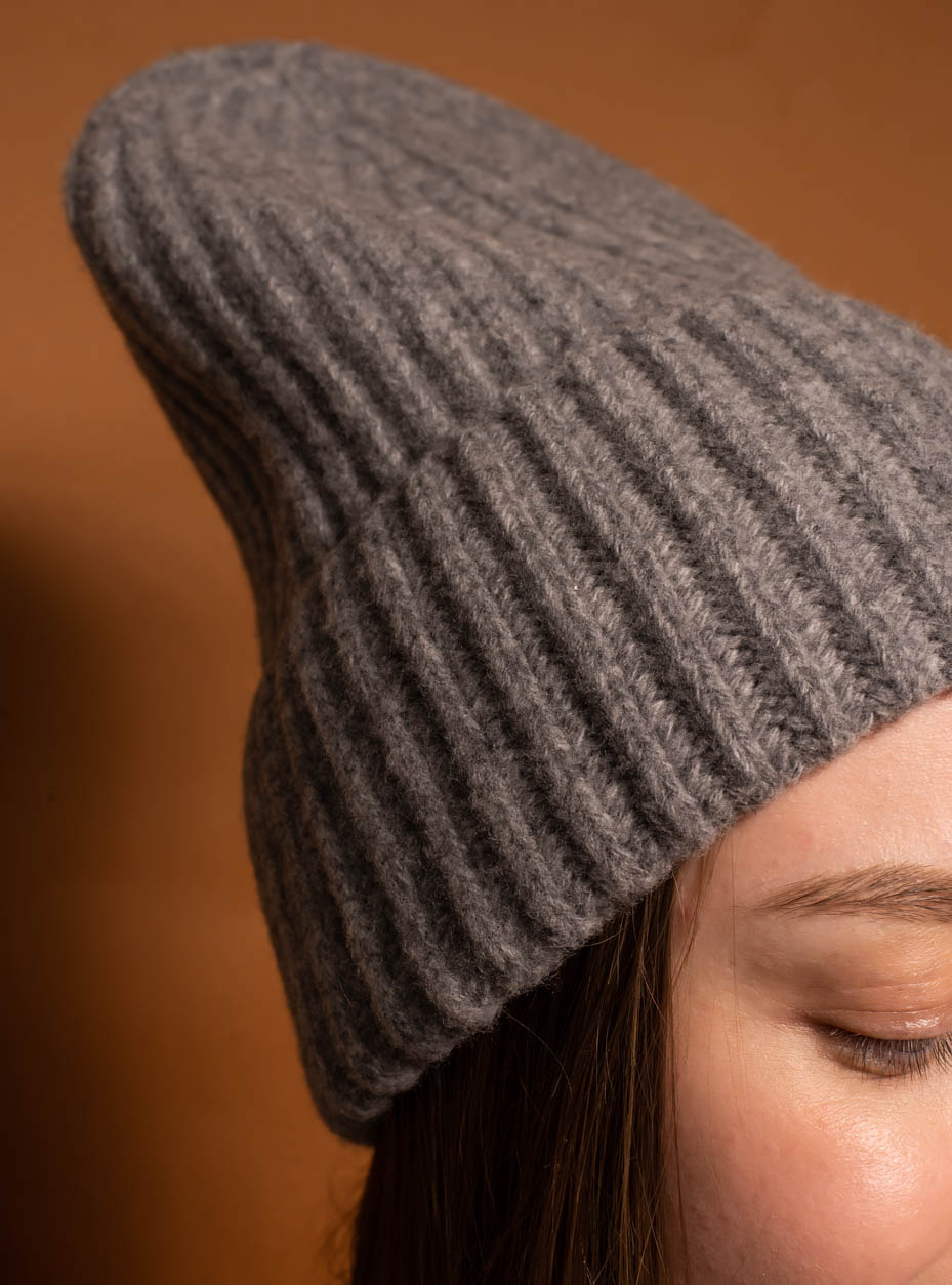 JUCCA Шапка с рисунком в английскую резинку из 100% extrafine wool в сером оттенке.