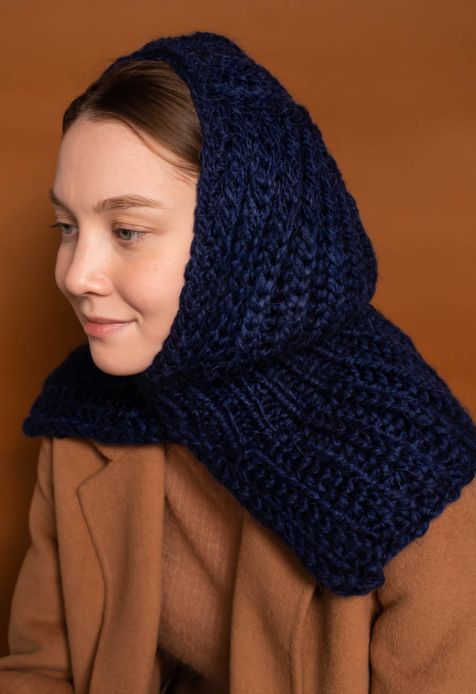 TEPORISSIMO Капор оверсайз фактурной вязки из шерсти альпака в цвете royal blue.