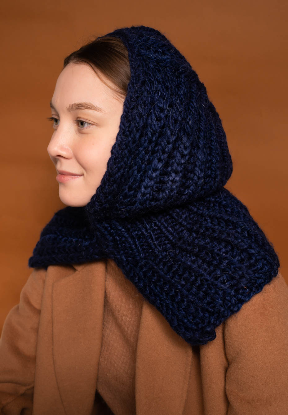 TEPORISSIMO Капор оверсайз фактурной вязки из шерсти альпака в цвете royal blue.
