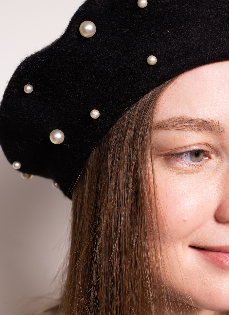 I CIELLI ROSSI Французский берет расшитый жемчужинами в черном цвете
