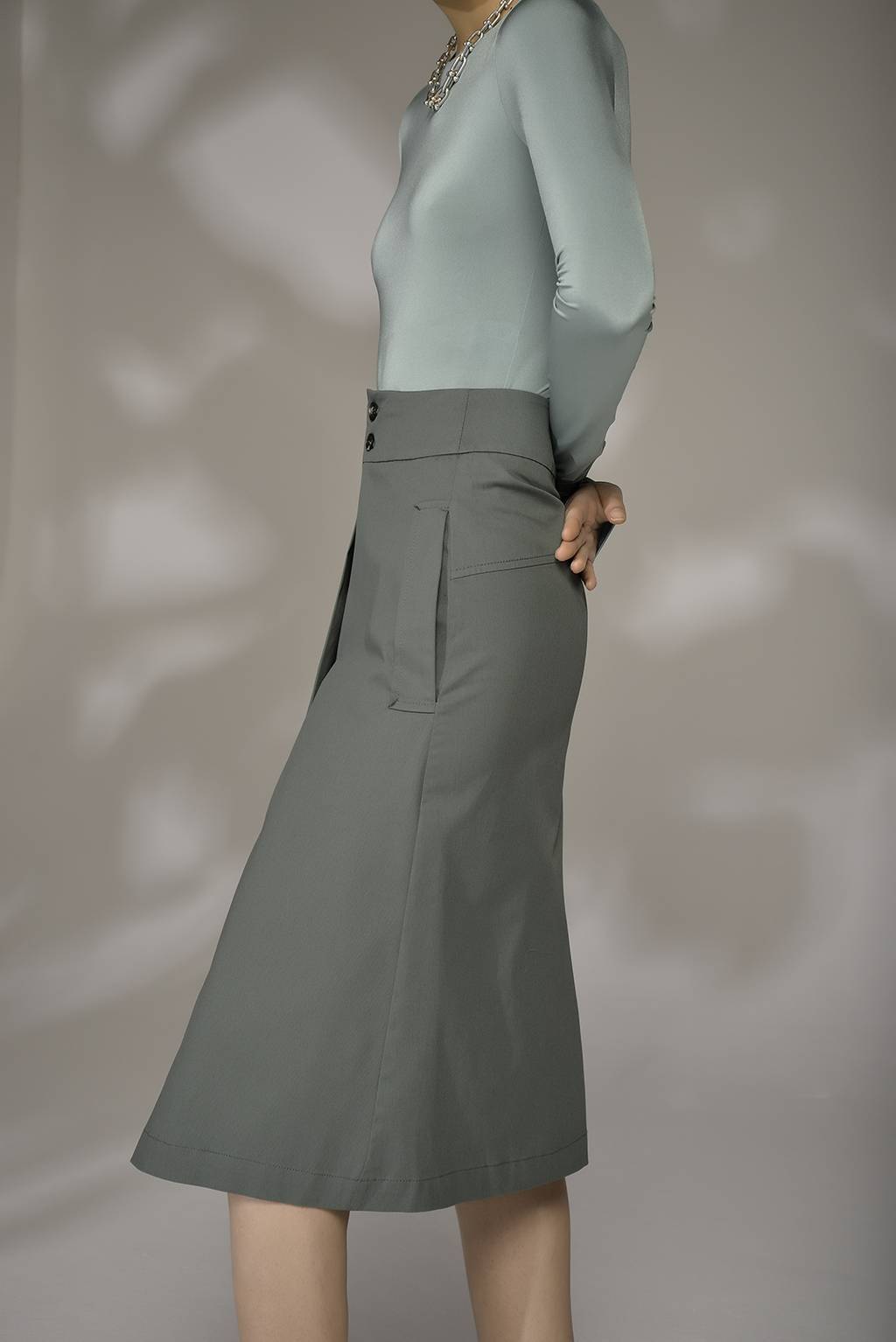 TELA Юбка-трапеция архитектурного кроя из габардина в цвете морской волны