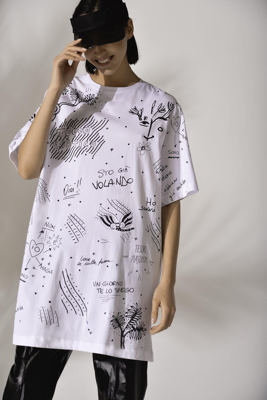OTTOD'AME Платье-футболка оверсайз с маркерным принтом в белом цвете