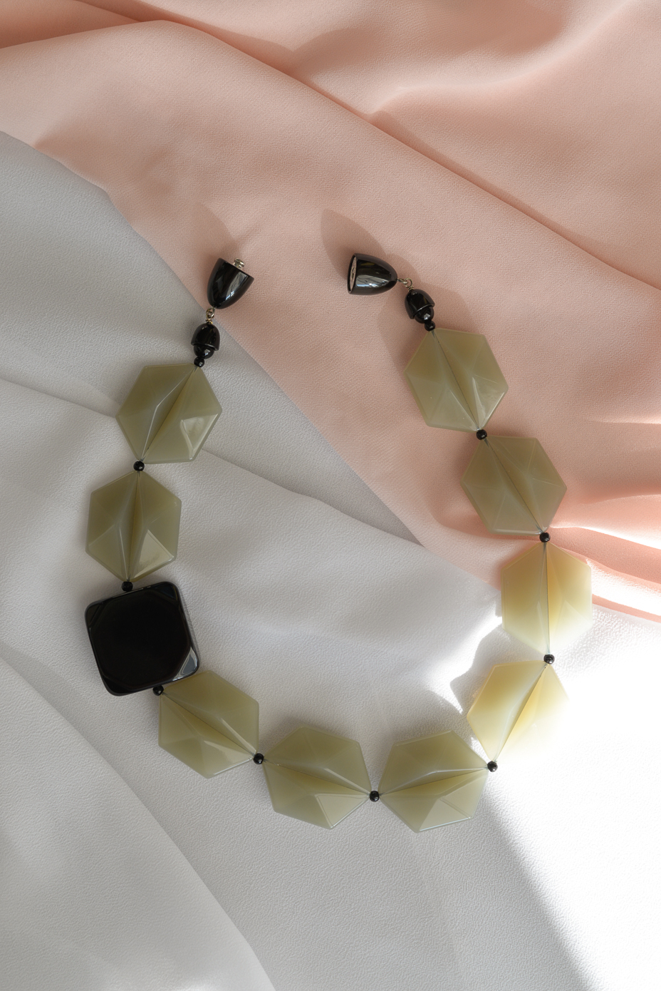 ANGELA CAPUTI  Колье из крупных деталей в оттенке малахит