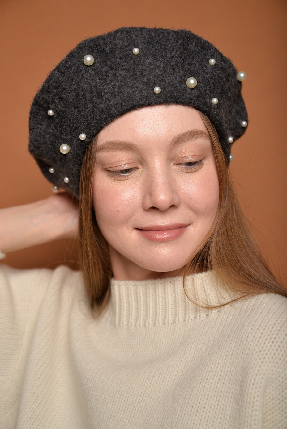 I CIELLI ROSSI Французский берет расшитый жемчужинами в темно-сером цвете.