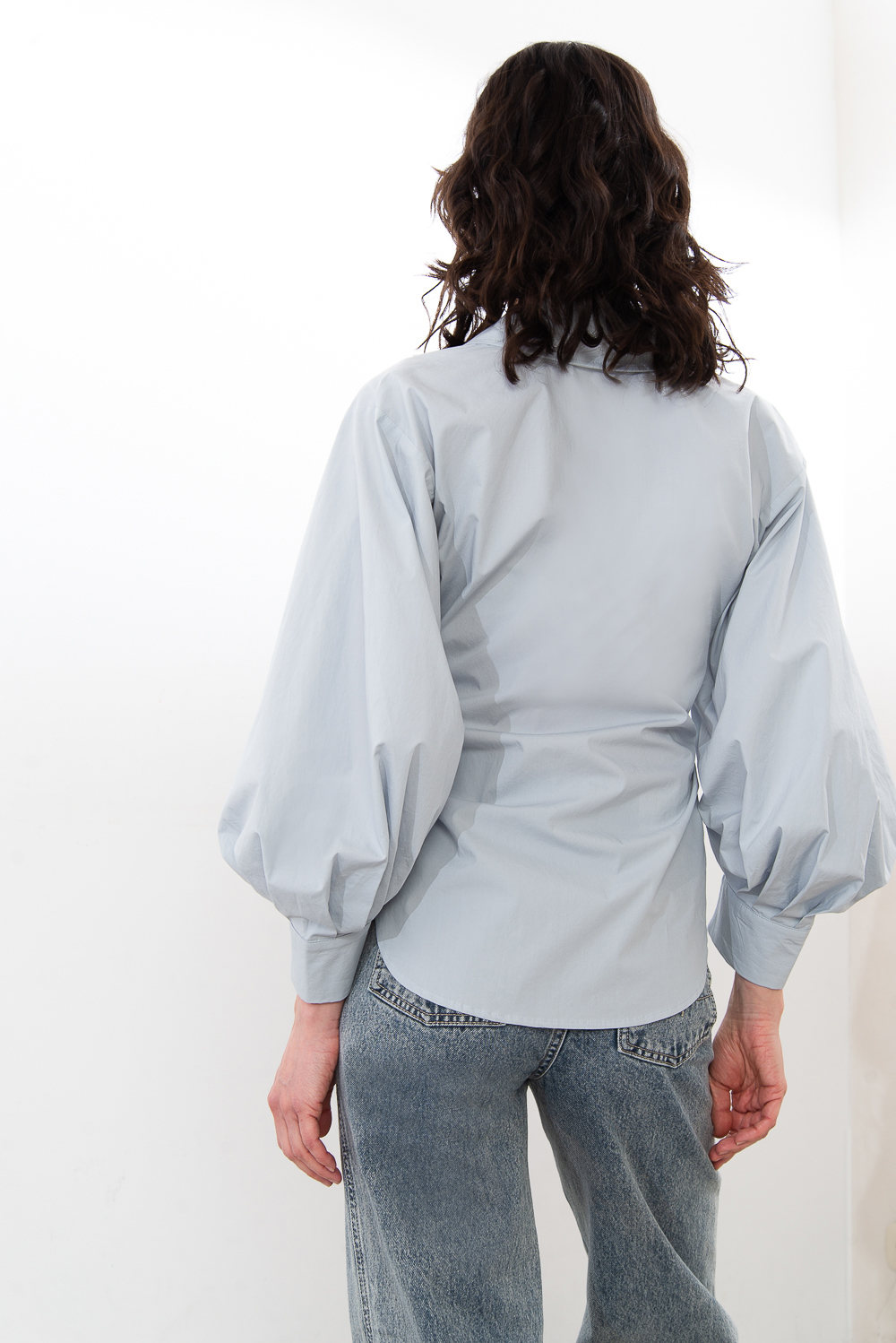 MES DEMOISELLES PARIS Рубашка с запа́хом и пышными рукавами-буфами из плотного нежно-голубого хлопка