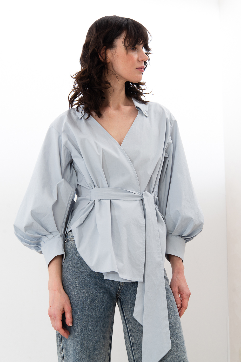 MES DEMOISELLES PARIS Рубашка с запа́хом и пышными рукавами-буфами из плотного нежно-голубого хлопка