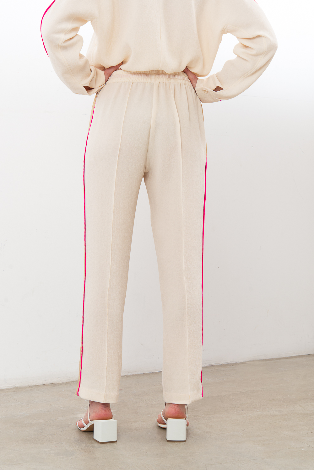 MES DEMOISELLES PARIS Брюки пижамного стиля из фактурной ткани оттенка экрю с контрастным лампасом