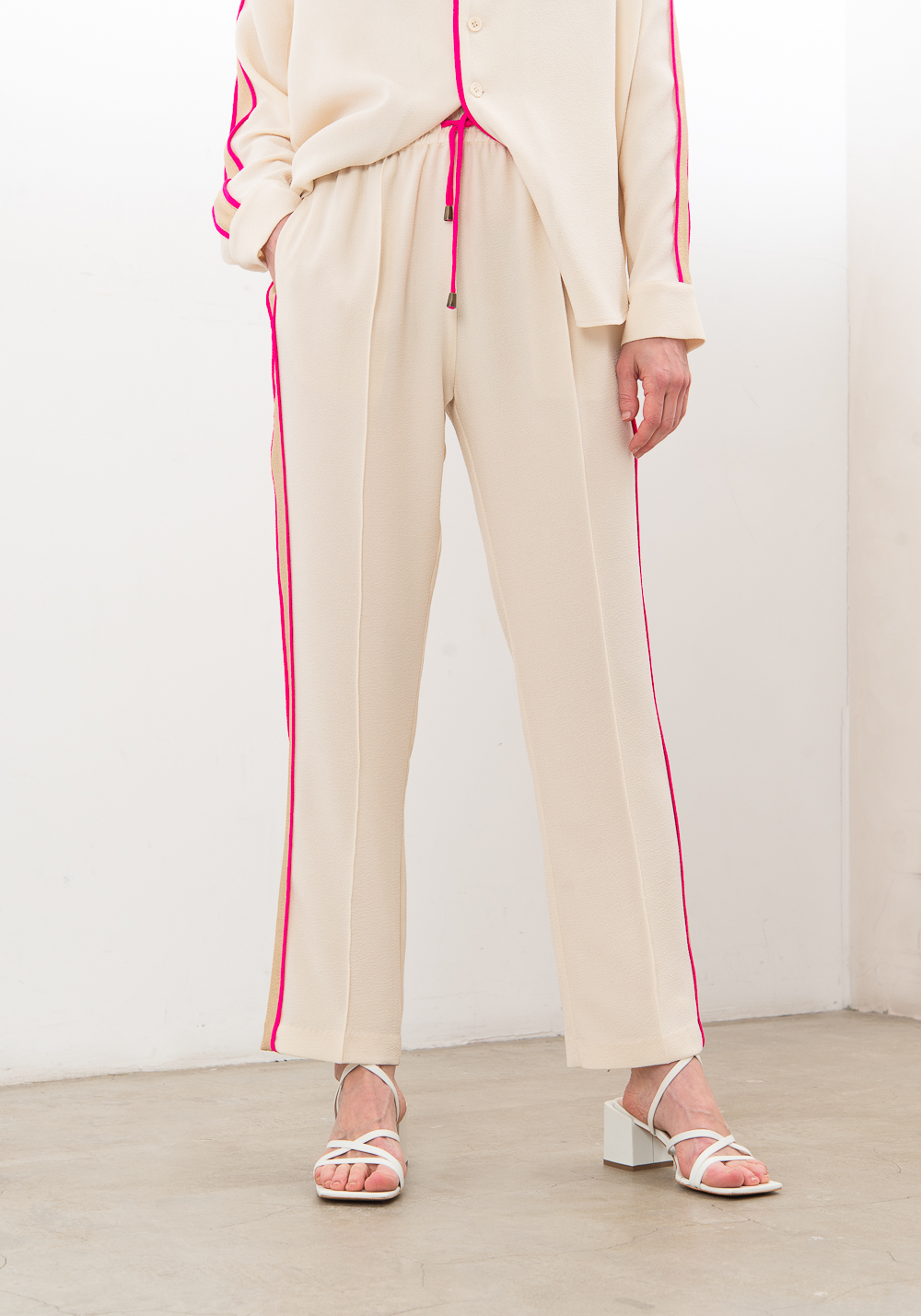 MES DEMOISELLES PARIS Брюки пижамного стиля из фактурной ткани оттенка экрю с контрастным лампасом