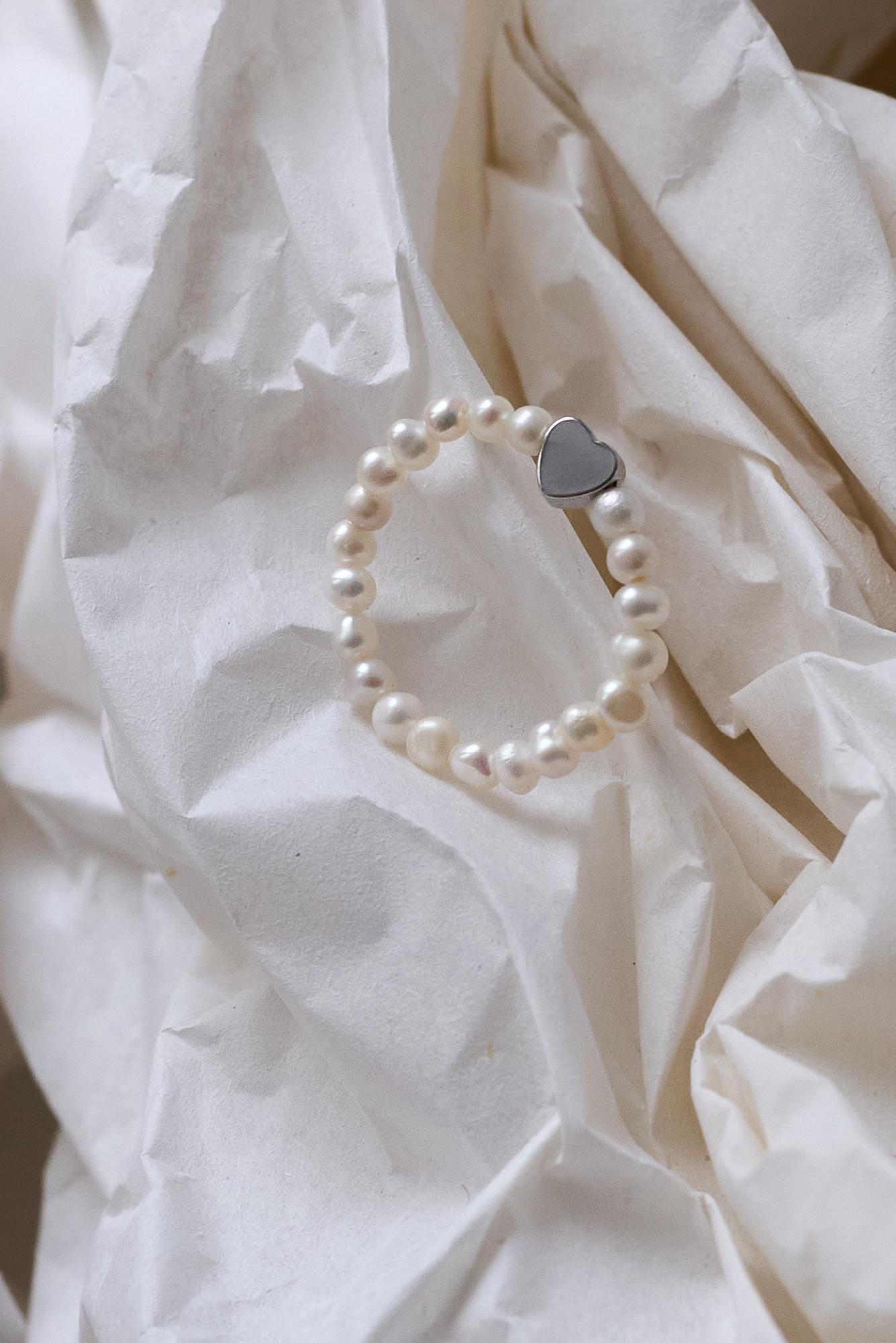 MODERN PEARLS Кольцо из речного жемчуга с сердечками-бусинами