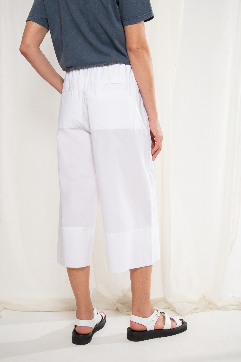 TELA Брюки-кюлоты на мягком поясе-шнурке из воздушного белоснежного поплина