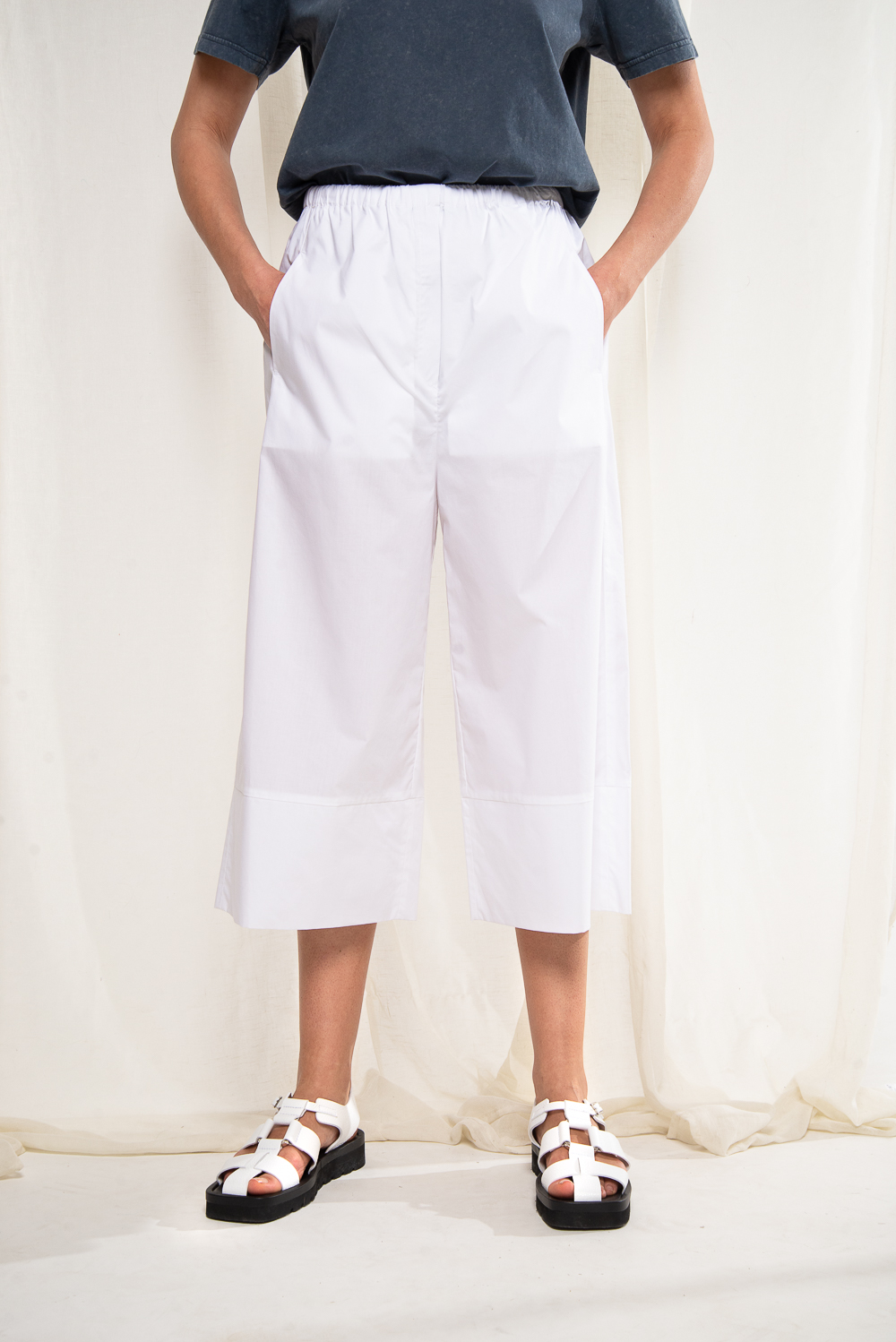 TELA Брюки-кюлоты на мягком поясе-шнурке из воздушного белоснежного поплина