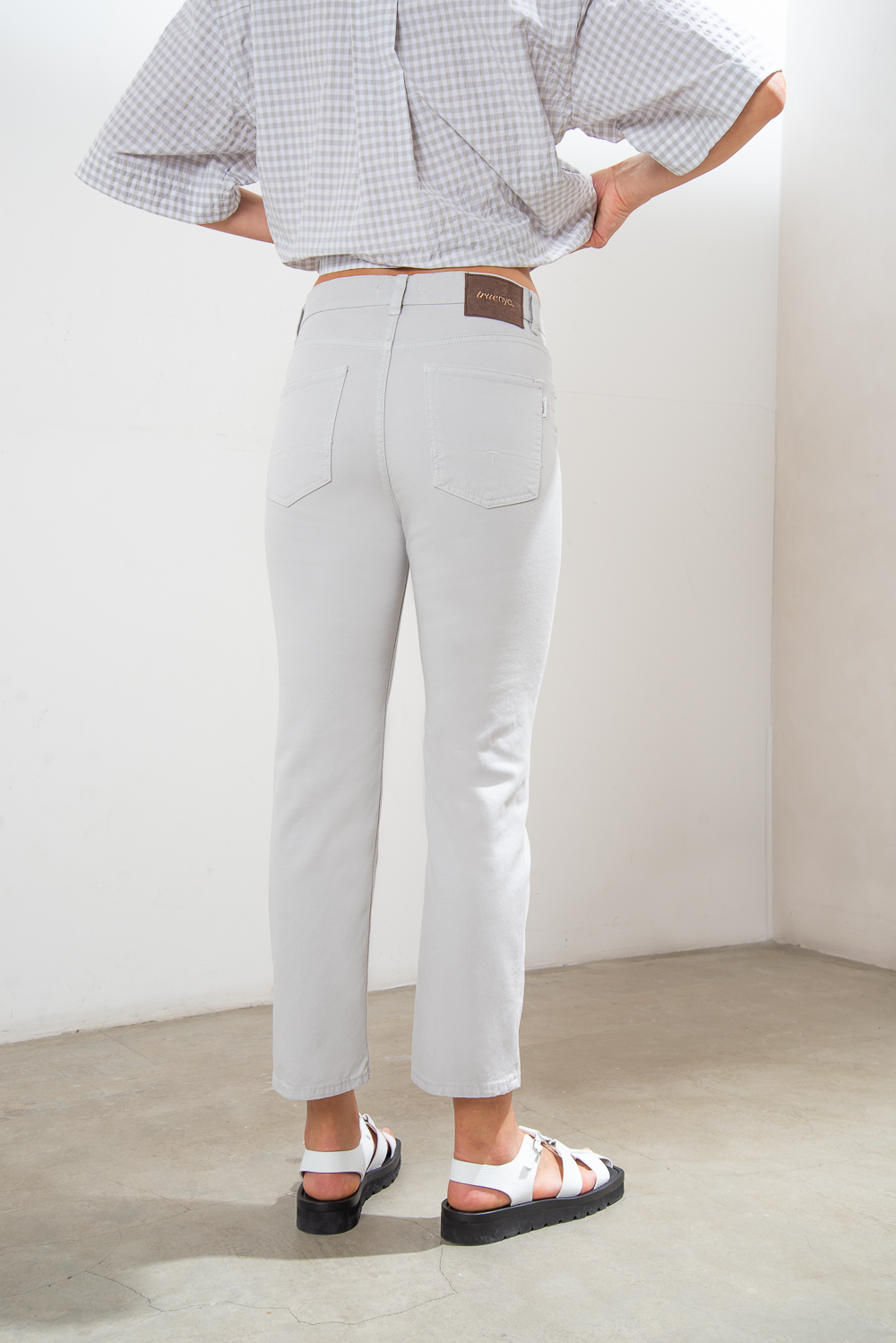 TRUE NYC х JF STORE Джинсы с высокой посадкой прямого кроя "Manet" из шелковистого денима серо-жемчужного оттенка