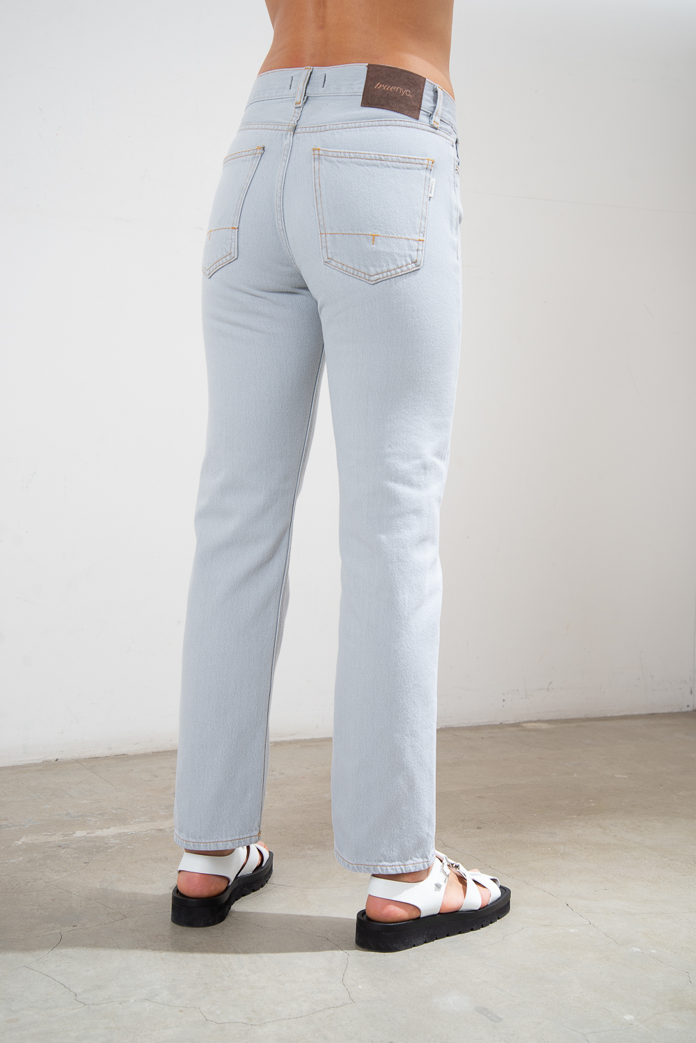 TRUE NYC х JF STORE Джинсы-сигареты "Hype" со средней линией посадки из фактурного серо-жемчужного денима с контрастной отстрочкой