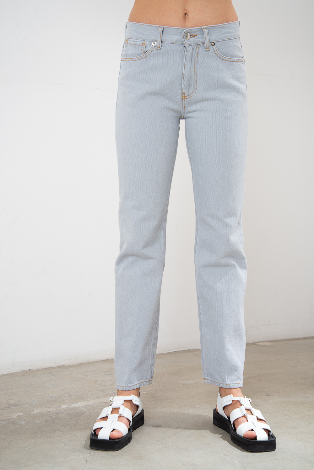 TRUE NYC х JF STORE Джинсы-сигареты "Hype" со средней линией посадки из фактурного серо-жемчужного денима с контрастной отстрочкой