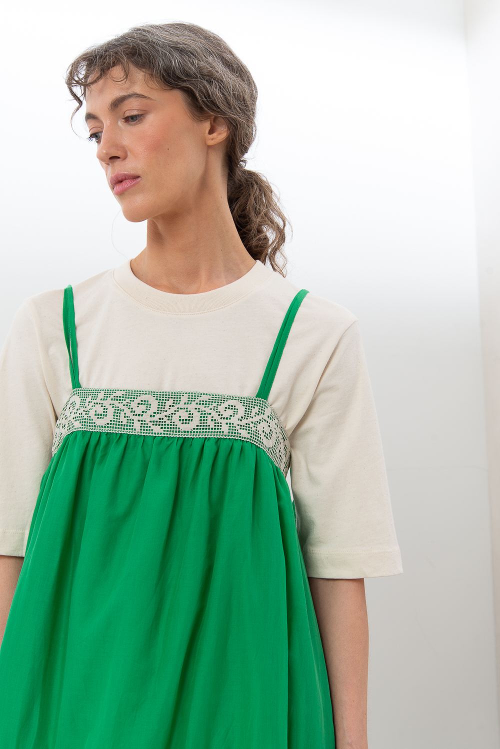 OTTOD'AME Платье длины миди из воздушного батиста оттенка свежей зелени с декором в виде ажурного шитья