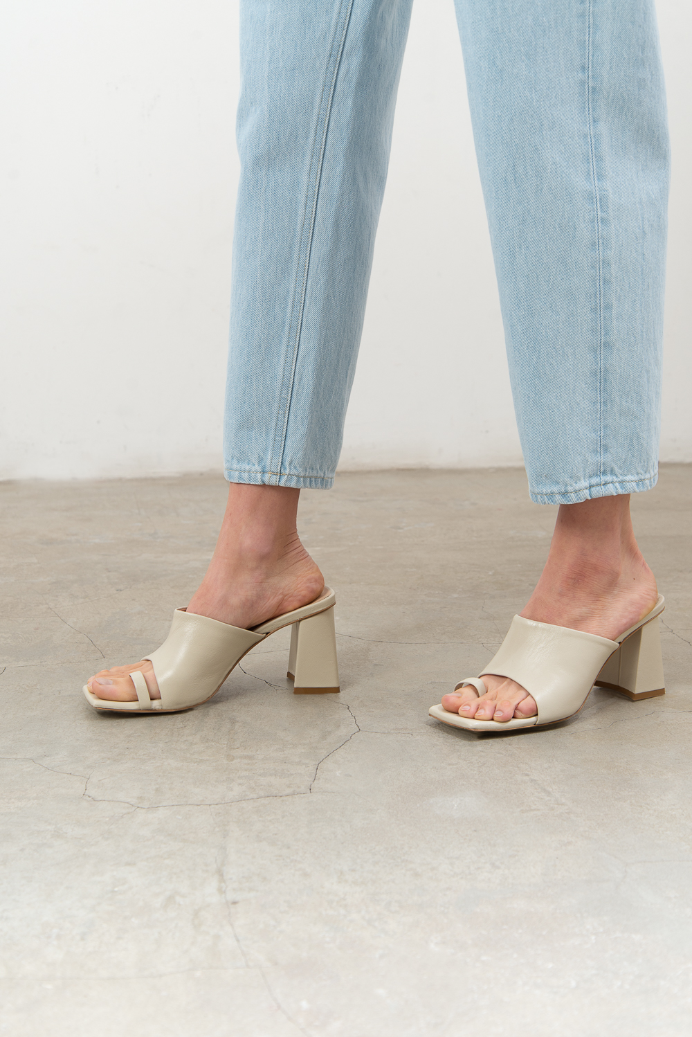 OTTOD'AME Мюли с квадратным мысом на устойчивом фигурном каблуке