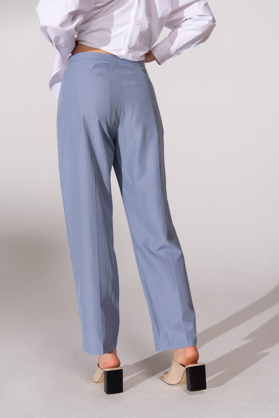 TELA  Брюки-бананы с защипами из нейлона в серо-голубом цвете