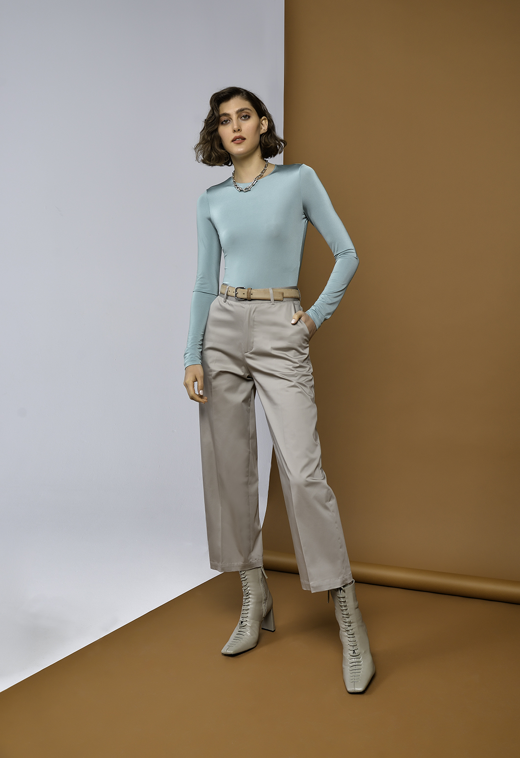 TRUE NYC Брюки с высокой посадкой прямого кроя в сером оттенке