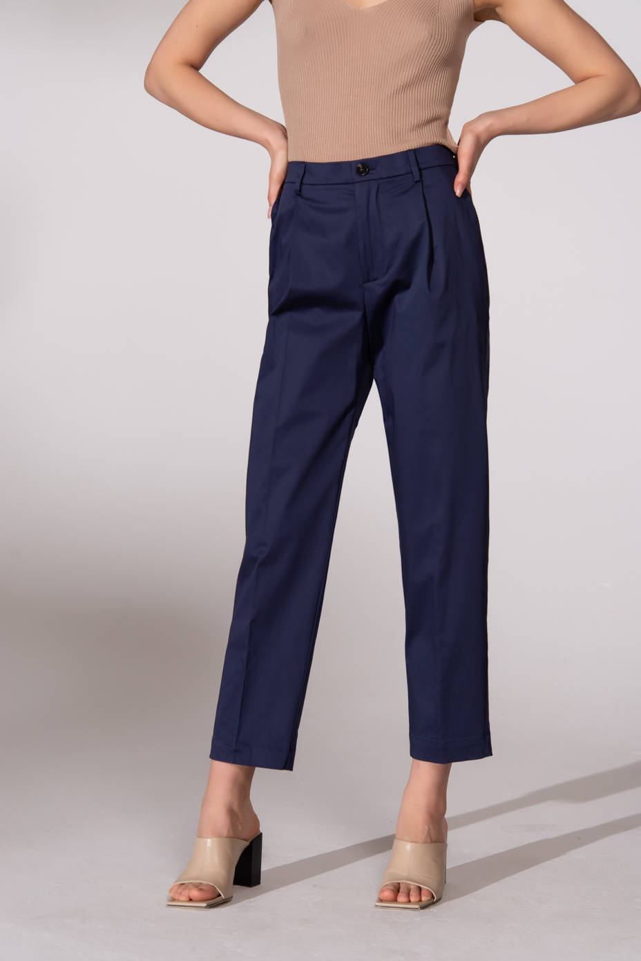 TRUE NYC Брюки-бананы на поясе-резинке  в оттенке navy