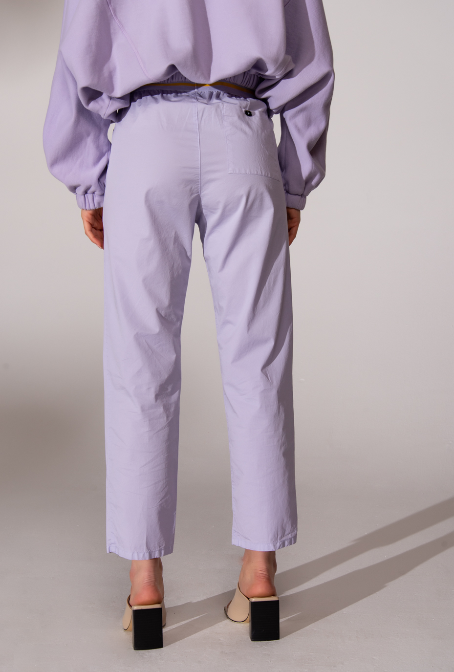 TRUE NYC Брюки из хлопка на контрастном поясе-резине в лавандовом оттенке