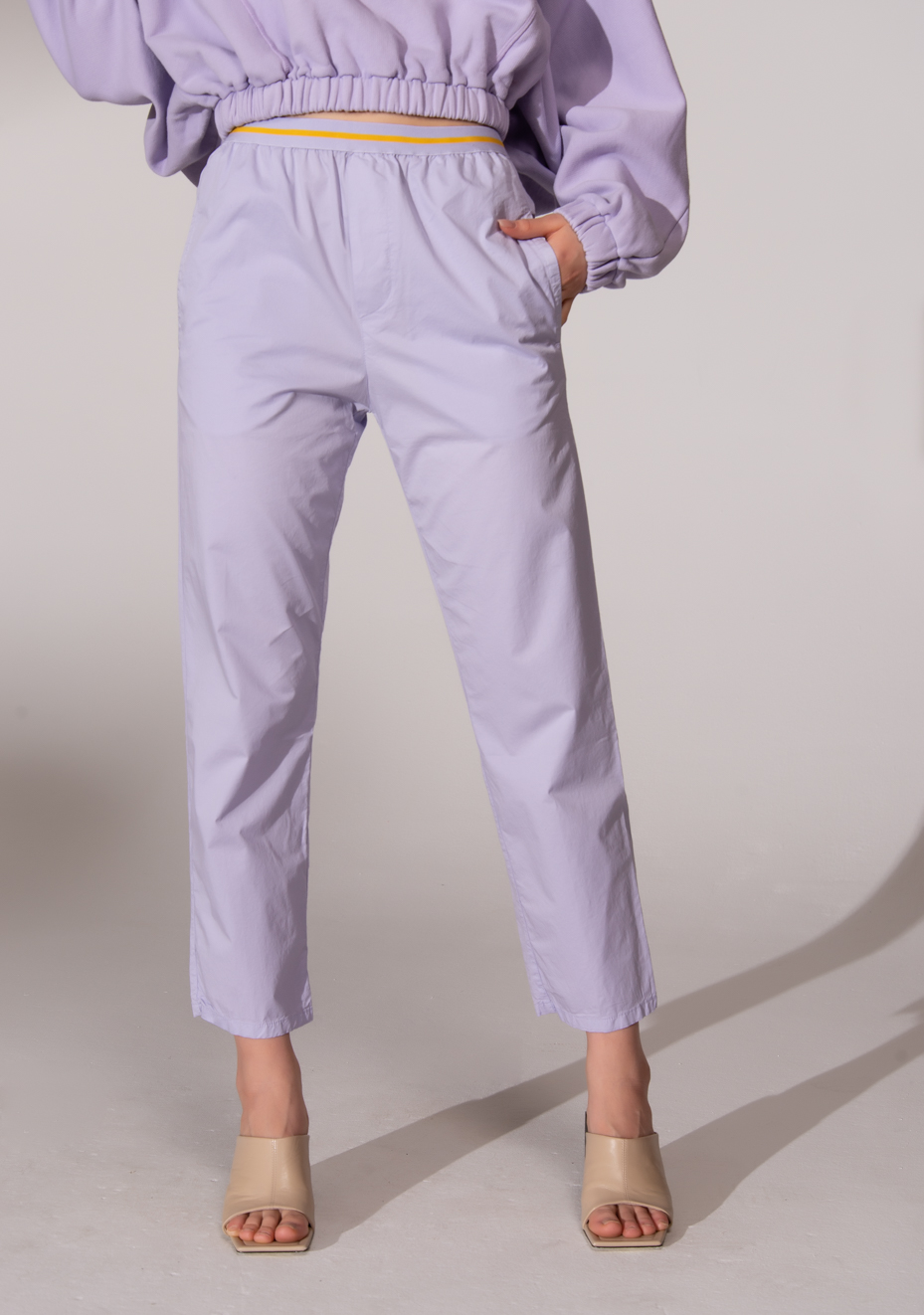TRUE NYC Брюки из хлопка на контрастном поясе-резине в лавандовом оттенке