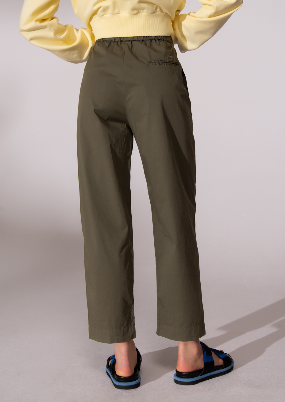 TRUE NYC Брюки-бананы на мягкой резинке с глубокими карманами в цвете хаки