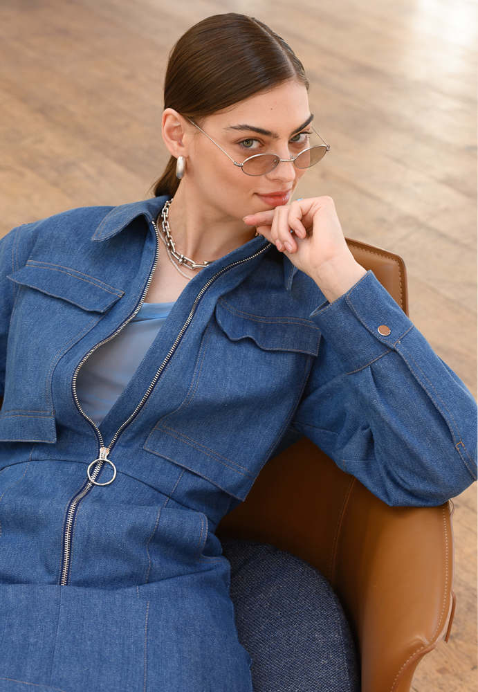 TELA Платье рубашечного кроя на застежке-молнии из денима с контрастной отстрочкой