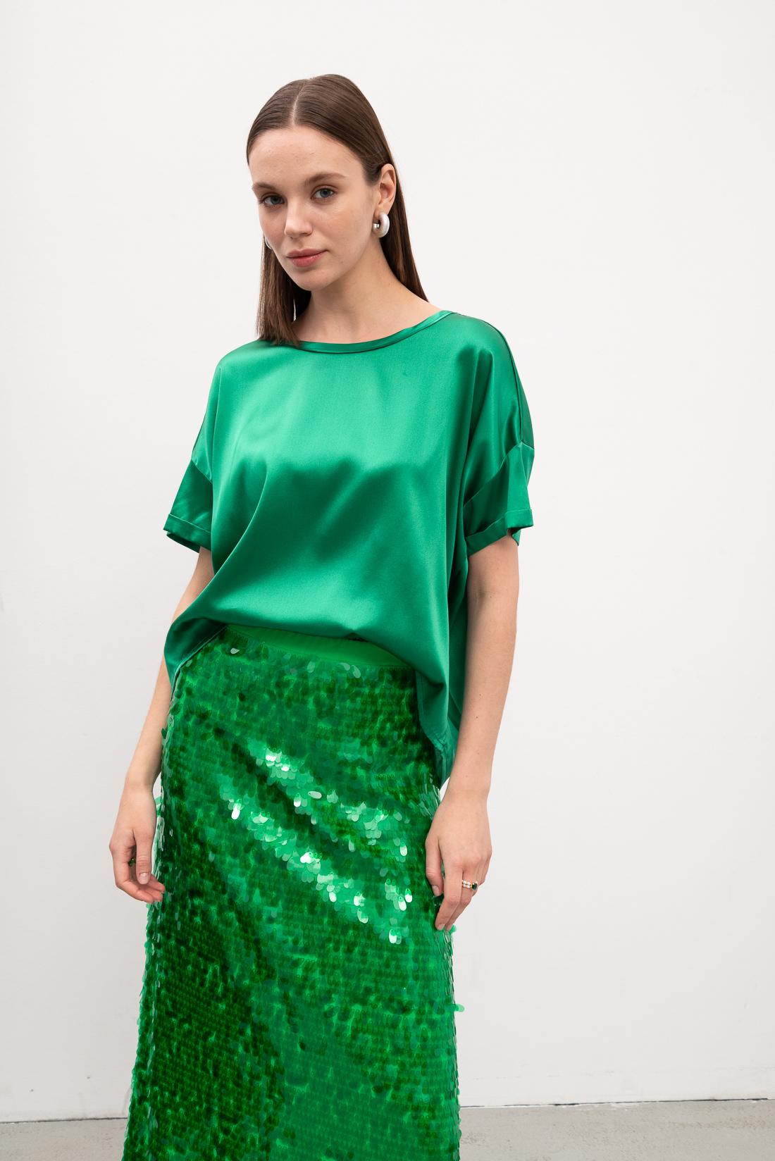 Қара жігіт балапанды қағып, қатты айғайлайды.