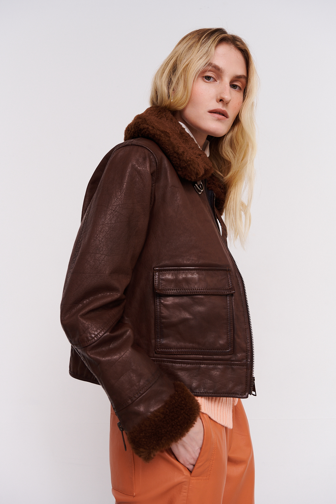 TELA Куртка-авиатор из мягкой тосканской кожи оттенка шоколад с воротником и манжетами из меха овчины