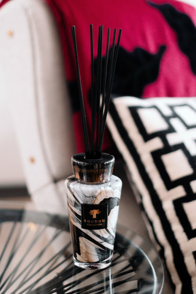 BAOBAB TOTEM Ваза-диффузор для аромата Marble из коллекции Stone из стекла с керамическим горлышком