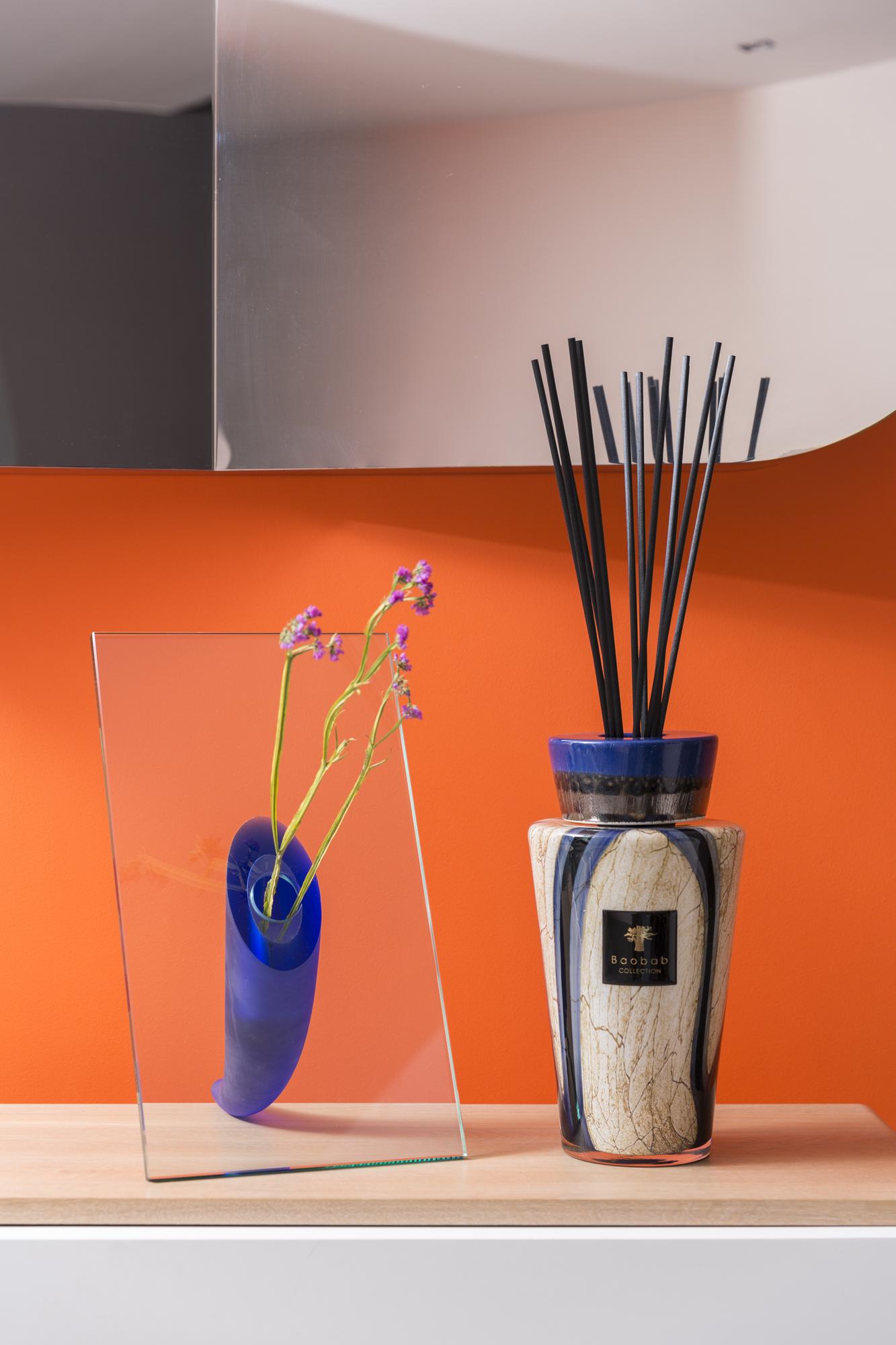 BAOBAB TOTEM Ваза-диффузор для аромата Lazuli из коллекции Stone из стекла с керамическим горлышком