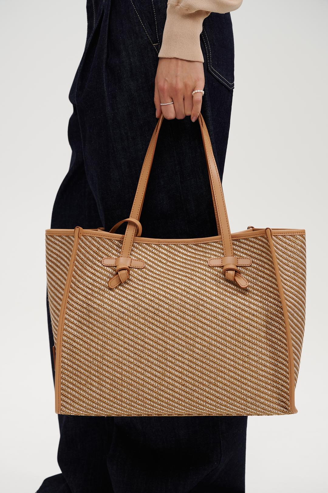 GIANNI CHIARINI Cумка-тоут Marcella диагоналевого плетения из рафии и хлопка песочного оттенка