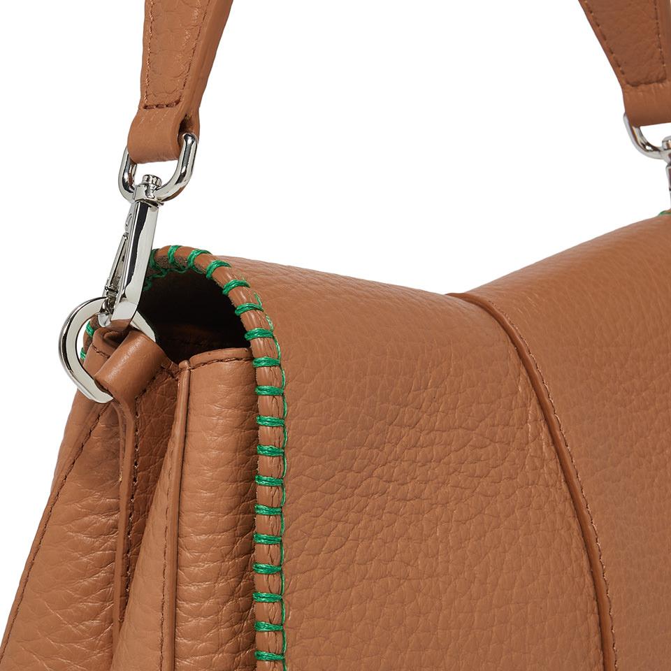 GIANNI CHIARINI Сумка Нelena Round округлой формы из фактурной кожи в цвете карамели и контрастной декоративной окантовкой