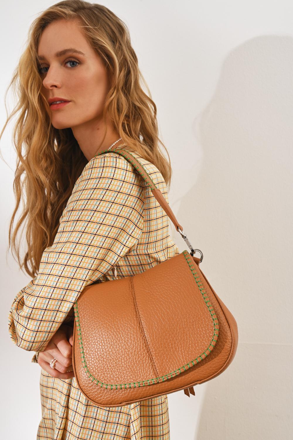 GIANNI CHIARINI Сумка Нelena Round округлой формы из фактурной кожи в цвете карамели и контрастной декоративной окантовкой