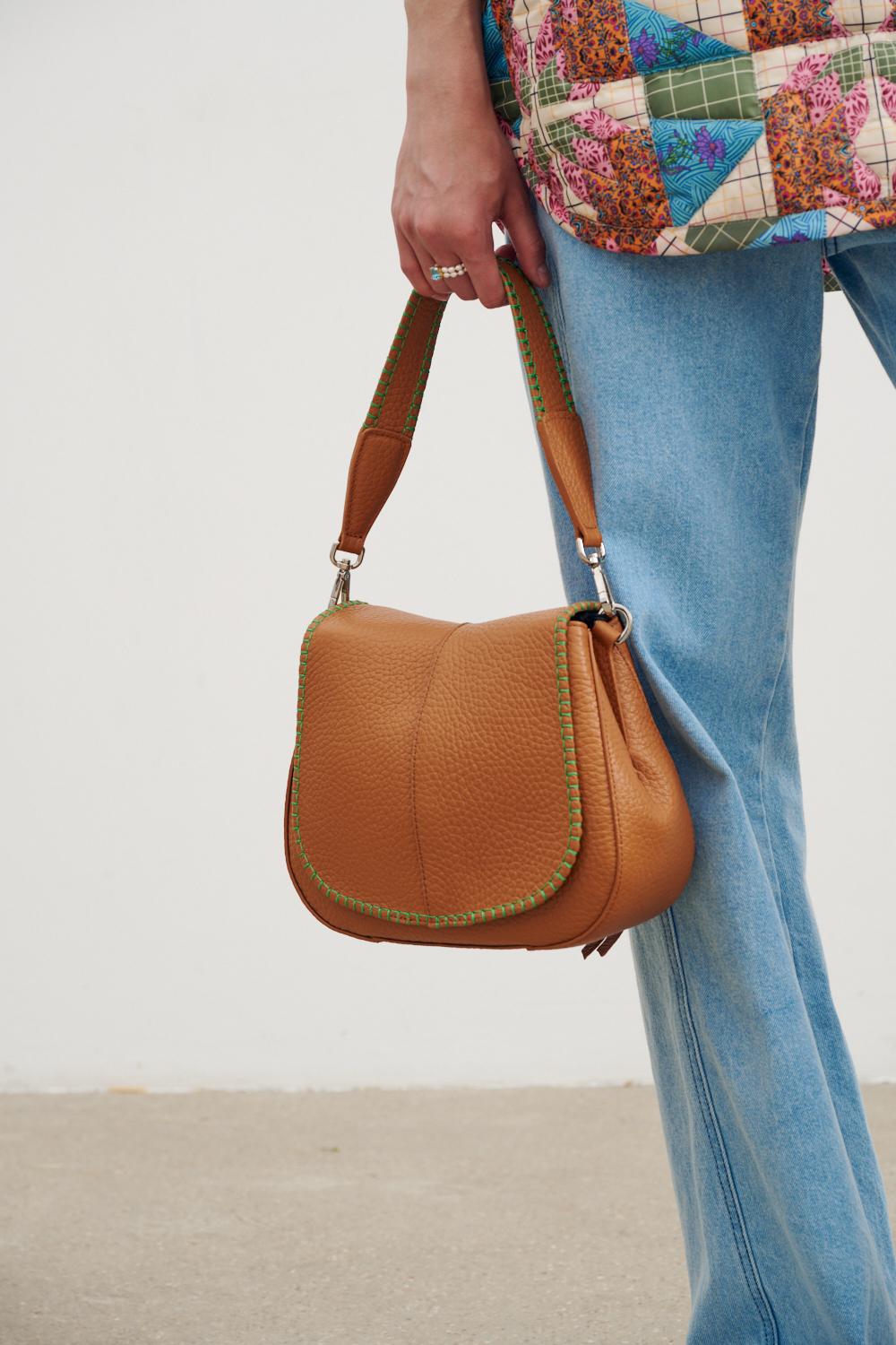 GIANNI CHIARINI Сумка Нelena Round округлой формы из фактурной кожи в цвете карамели и контрастной декоративной окантовкой