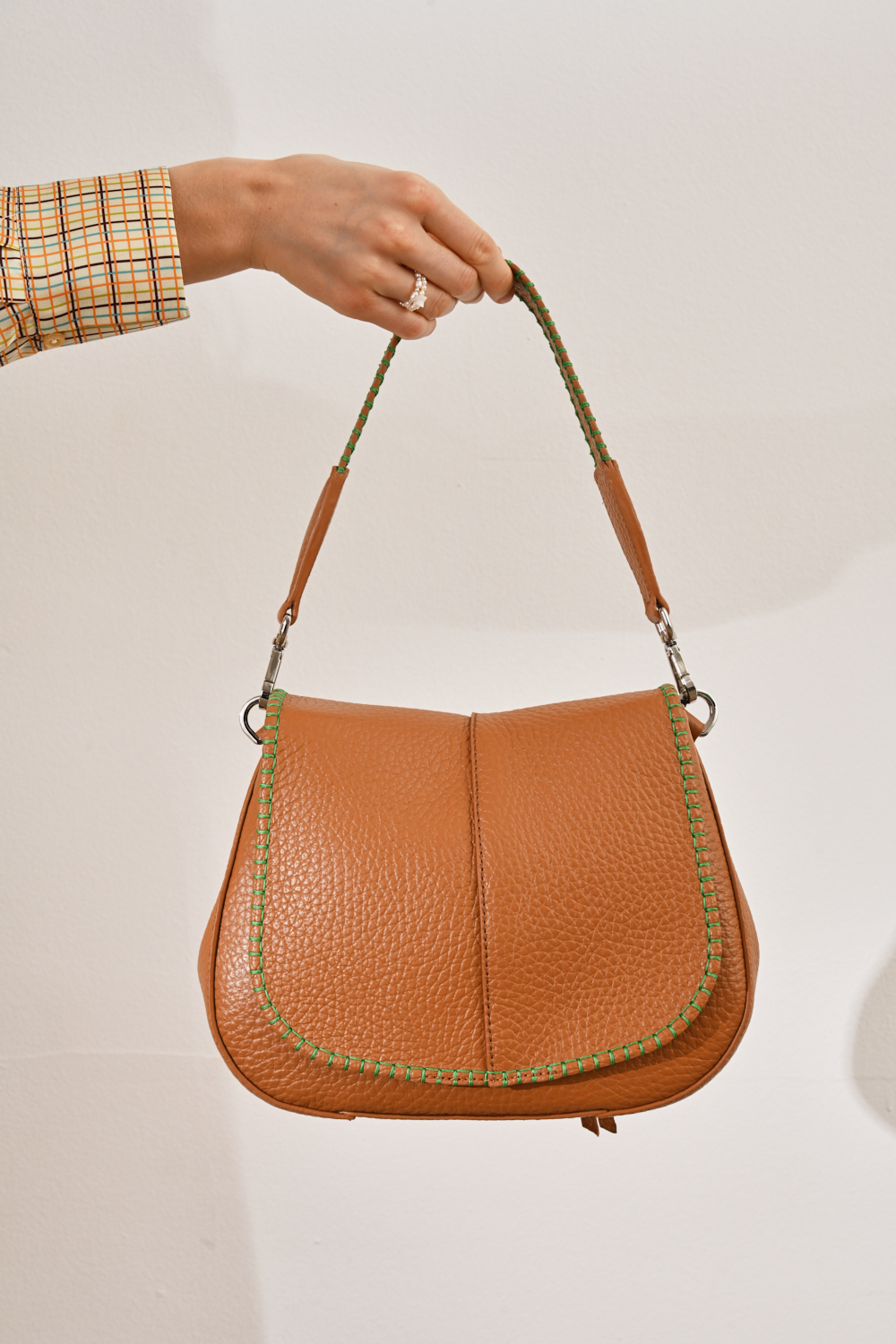 GIANNI CHIARINI Сумка Нelena Round округлой формы из фактурной кожи в цвете карамели и контрастной декоративной окантовкой