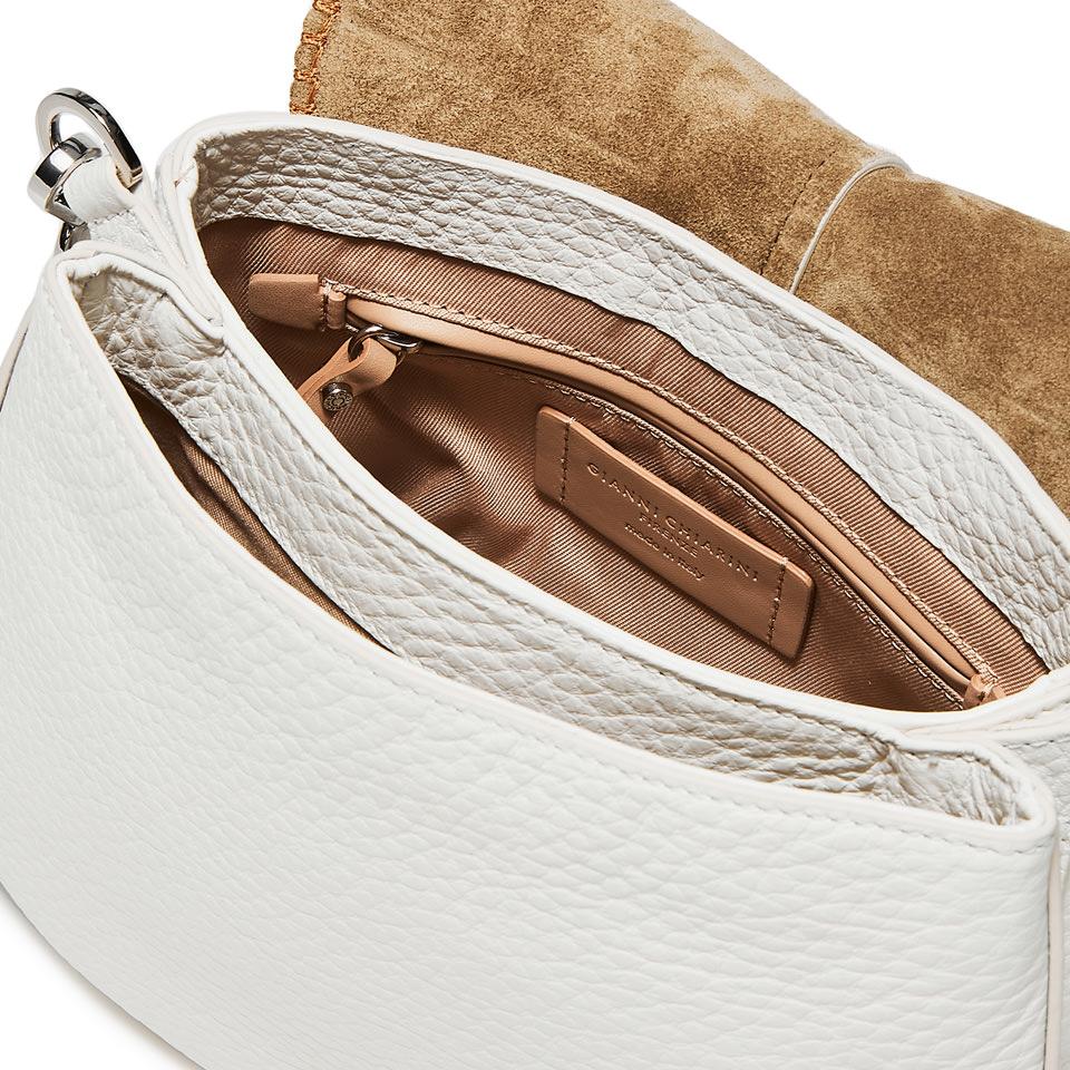 GIANNI CHIARINI Сумка Нelena Round округлой формы из фактурной кожи в белом цвете и контрастной декоративной окантовкой.