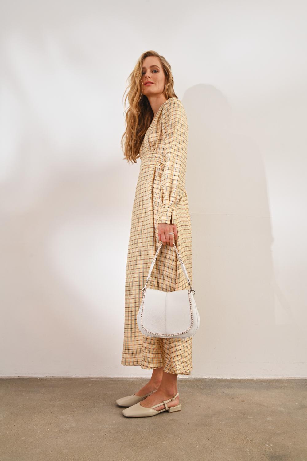 GIANNI CHIARINI Сумка Нelena Round округлой формы из фактурной кожи в белом цвете и контрастной декоративной окантовкой.