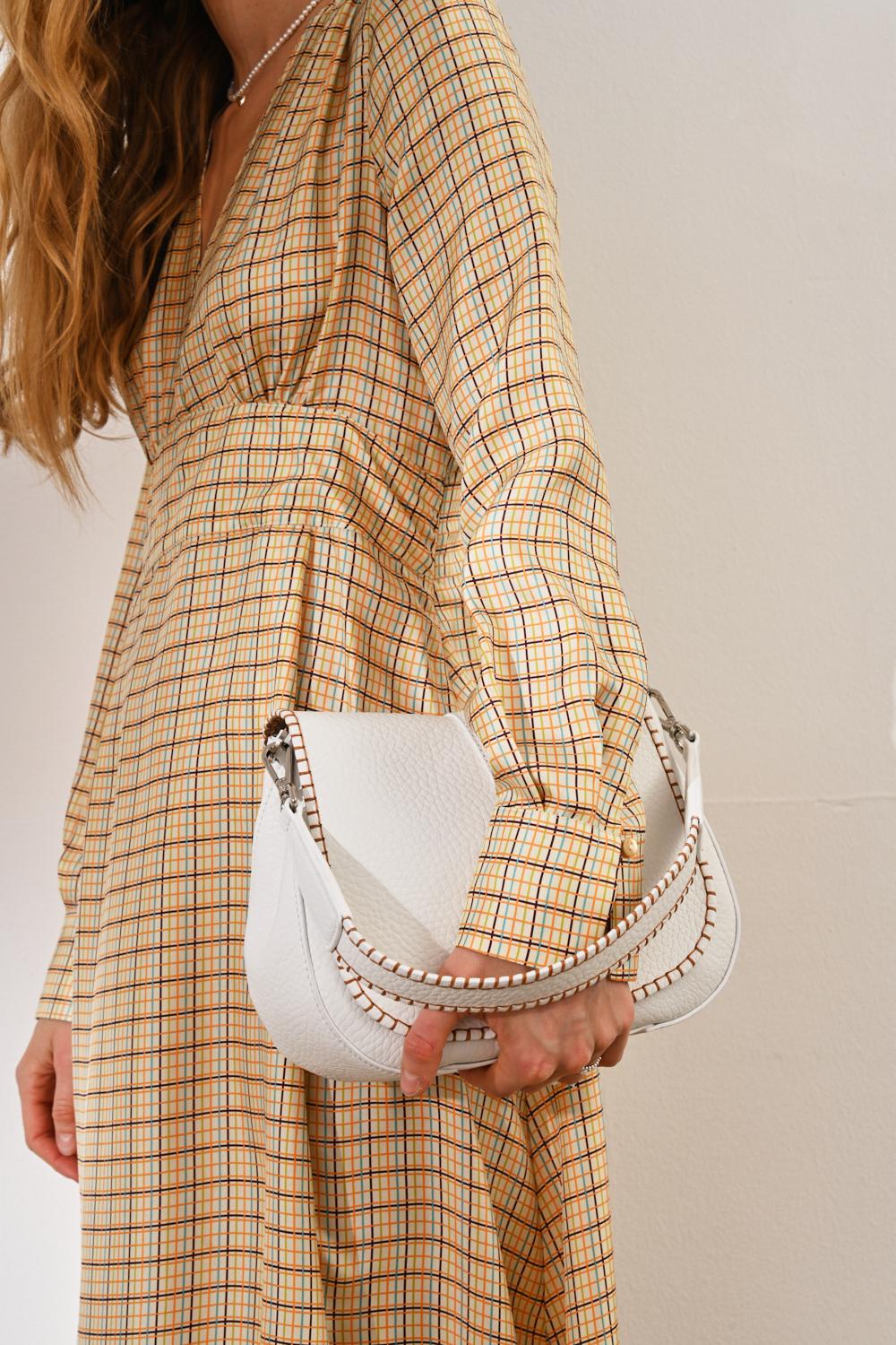 GIANNI CHIARINI Сумка Нelena Round округлой формы из фактурной кожи в белом цвете и контрастной декоративной окантовкой.
